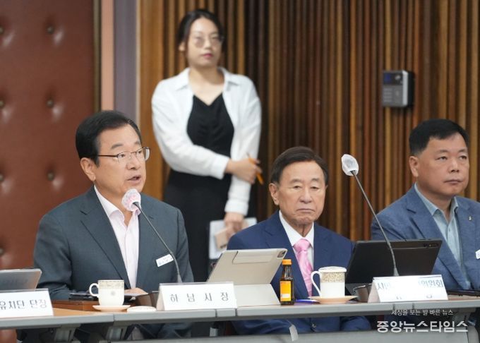 이현재 하남시장이 29일 시청 본관 대회의실에서 진행된 제13회 시민참여 주간회의에서 인사말을 하고 있다.