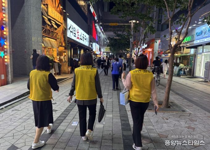지난 9월 25일 미사문화거리 등 금연거리 일대에서 흡연자 집중 단속 및 계도활동과 금연 캠페인을 진행하는 모습.