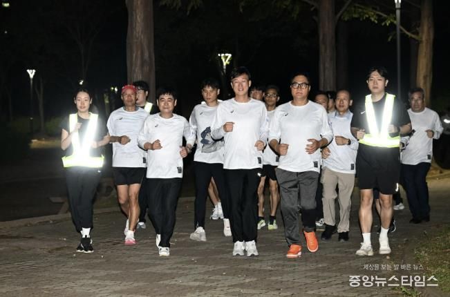 이민근 안산시장(맨 앞줄 가운데)이 안산호수공원에서 런닝순찰대와 함께 합동으로 런닝순찰을 진행하고 있다.