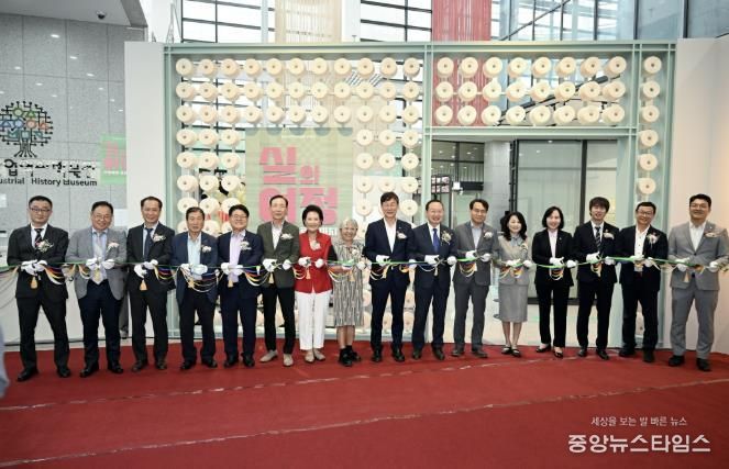 이민근 안산시장(오른쪽 여덟번째)이 안산산업역사박물관 기획전시 ‘실의 여정: 손끝에서 로봇까지’ 개막식에서 테이프 커팅을 하고 있다.