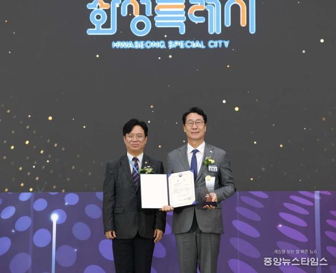 정명근 화성특례시장이 지난달 30일 2025년 전국 지자체 일자리대상에서 공시제 부문 최우수상을 수상하고 김영훈 고용노동부 장관과 기념 촬영을 하고 있다