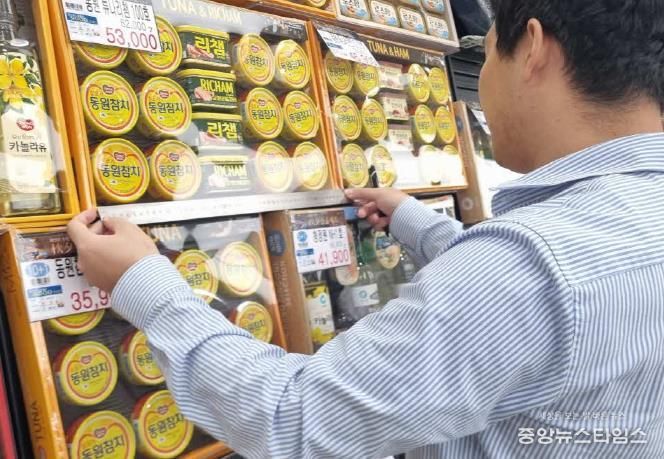 화성특례시 관계자가 지난달 30일 추석을 앞두고 과대포장 점검을 하고 있다