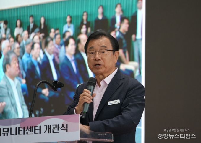 1일 감일복합커뮤니티센터 개관식에서 이현재 하남시장이 인사말씀을 전하고 있다.