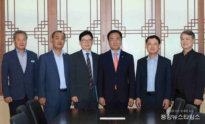 왼쪽부터 행정자치국장, 남성진 위원, 박상철위원, 평택시장(정장선), 신동택 위원, 윤성내 위원