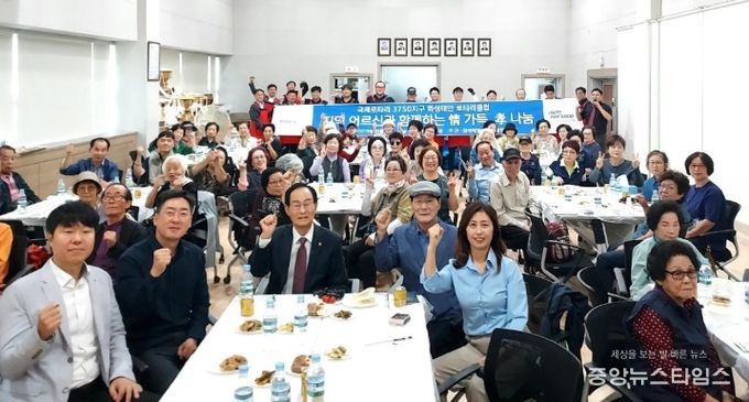 1일 경로의달 기념 화성특례시 동탄3동이 정가득효나눔 행사 참석자들이 기념촬영을 하고 있다