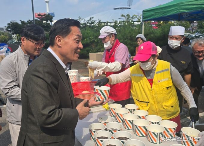 이재준 수원시장과 이동노동자들이 1일 오전 11시 수원종합운동장에서 수원시노사민정과 수원시자원봉사센터 협업으로 열린 ‘찾아가는 밥차’를 찾아 짜장면과 탕수육을 배식받고 있다.(수원시 제공)