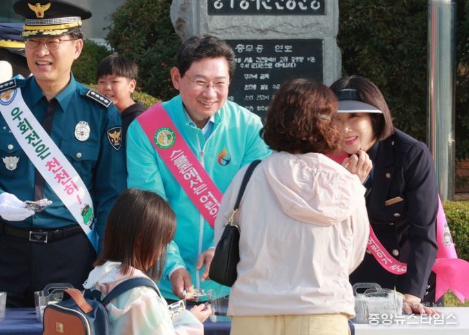 이상일 용인특례시장은 1일 처인구 이동읍 송전초등학교를 방문해 교통안전 캠페인에 참여했다.(용인시 제공)