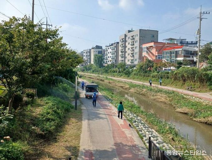 수원시 권선구보건소 관계자가 수원천변 산책로를 방역소독하고 있다.