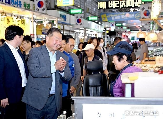 김경일 파주시장, 추석 맞아 전통시장 방문해 상인 격려