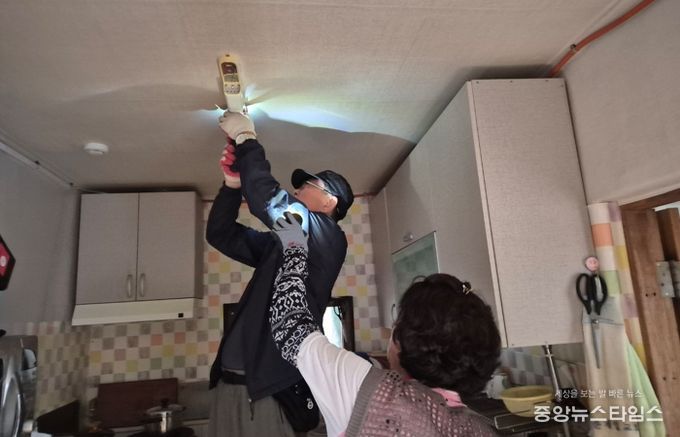 태백시니어클럽, 황연동 취약계층 LED 지원사업 완료