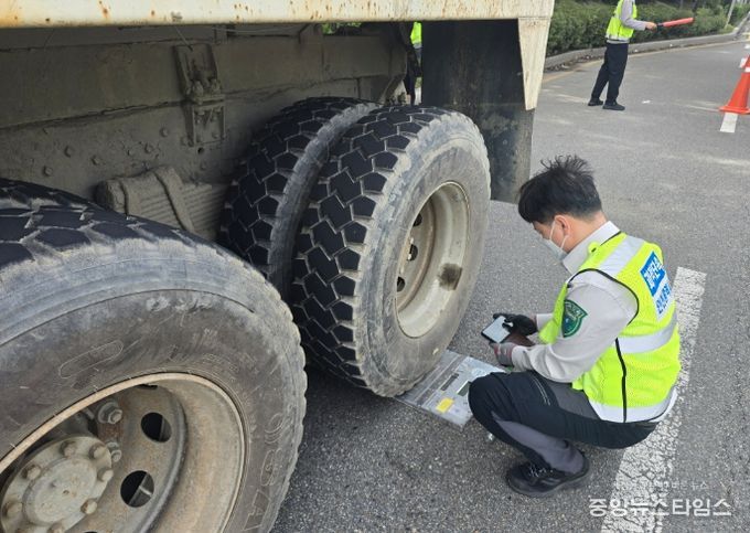 유관기관과 함께 인천 항만 일대 과적 운행 근절 나서