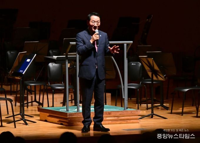 유정복 인천광역시장이 15일 아트센터인천에서 열린 '제61회 인천시민의날 기념음악회'에서 인사말을 하고 있다.