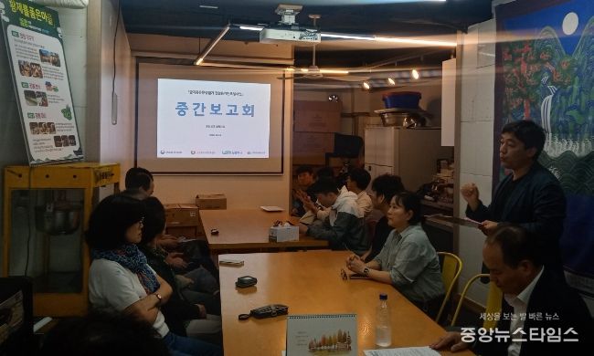 이희문 금곡홍유릉상점가 상인회장이 중간보고회 참석자들에게 그간 추진 사항 등에 대해 설명하고 있다.