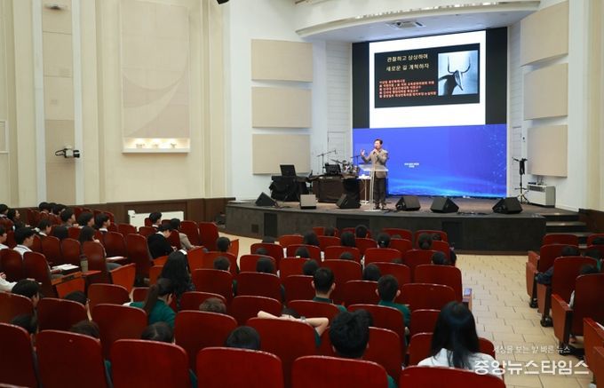 이상일 용인특례시장은 17일 새물결기독학교 학생을 대상으로 특강을 진행했다.(용인시 제공)