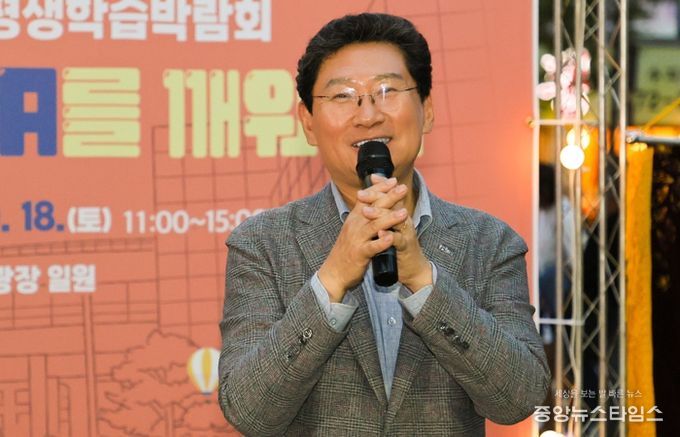 이상일 용인특례시장은 17일 '제6회 평생학습박람회'에 참석해 인사말 하고 있다.(용인시 제공)