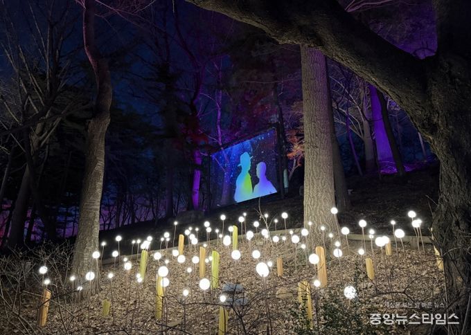 자유공원 산책로 홀로그램