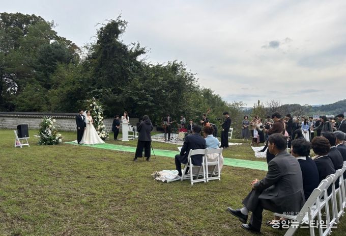 강화군, ‘열린 유산 프로젝트’ 본격 가동… 강화 고려궁지서 첫 야외 결혼식 열어