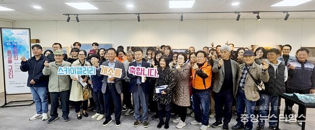 ▲공단은 지난 21일 직원들과 시민들이 함께 참여한 가운데 영종 하늘문화센터 신규 전시홀의 개소식을 개최했다