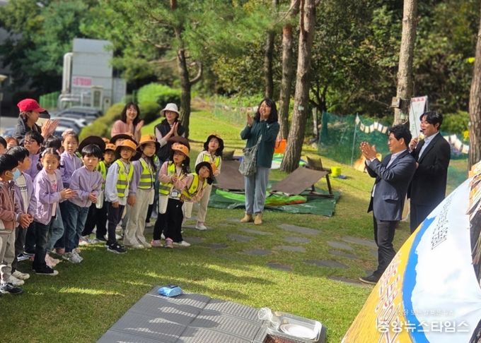 화성특례시, 논 산책 프로그램 일환으로 전국 1등 쌀 ‘수향미’ 추수체험 운영