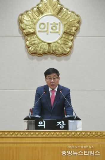 윤창철 의장이 제381회 임시회 제5차 본회의를 주재하고 있다.