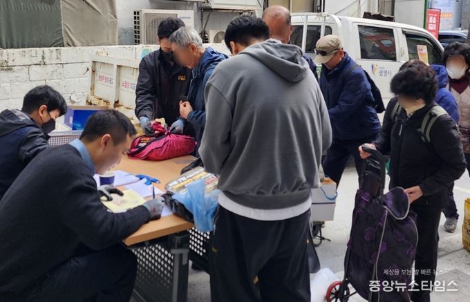 지난 24일 광명2동 행정복지센터에서 '제2차 불법광고물 수거보상제'가 진행되고 있다.(광명시 제공)