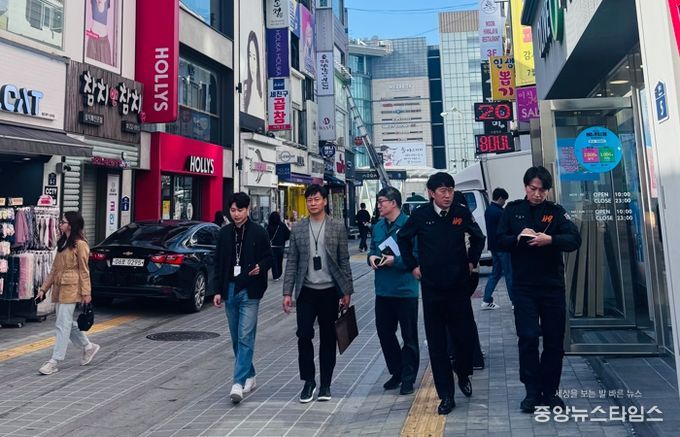 수원역 로데오거리에서 안전점검을 하고 있다.