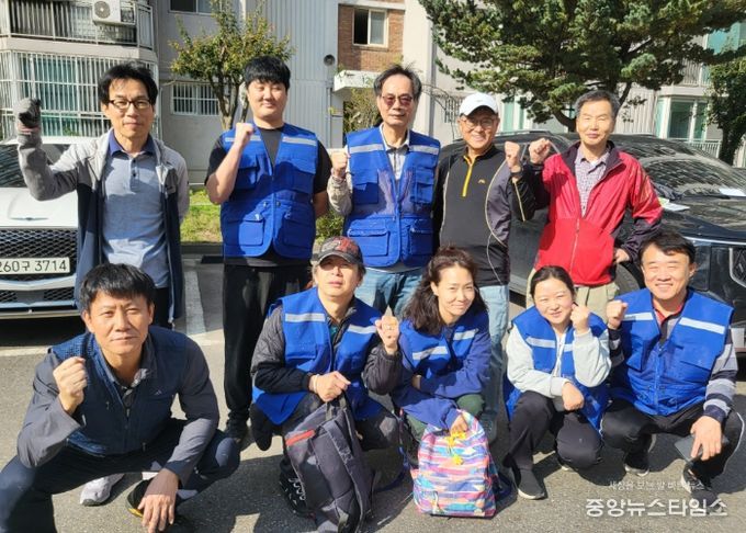 지난 25일 도배기능상 수료생으로 구성된 '광명 어벤져스' 봉사단이 하안2동 독거 어르신 가정을 대상으로 도배 봉사를 실시해 기념사진을 촬영하고 있다.