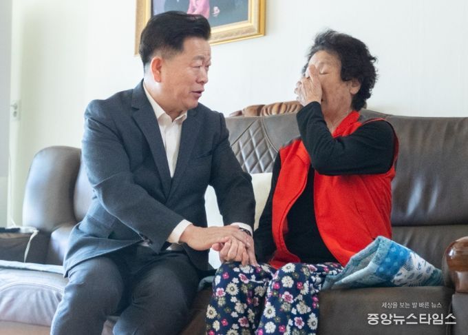 박승원 광명시장이 27일 철산1동 ‘우리동네 시장실’의 일환으로 취약계층 반찬 나눔 봉사에 참여한 뒤 주민과 대화를 나누고 있다.(광명시 제공)