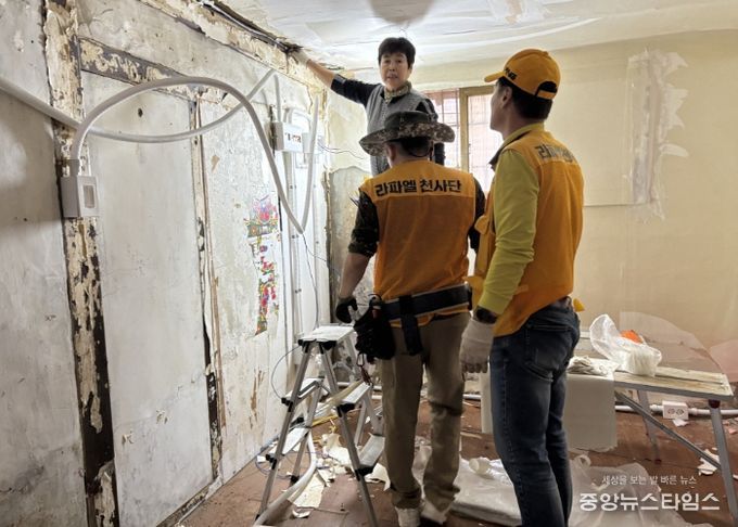 주엽동성당 라파엘천사단의 도배 봉사활동