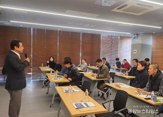 28일 하남시벤처센터 3층에서 개최된 「2025 중소기업 수출·무역 설명회」에서 이현재 하남시장이 인사말씀을 전하고 있다.