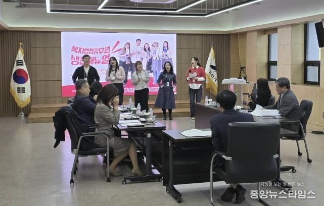 안산시 선후배 공직자 간 소통-멘토 교육에 참여한 7개 팀 중 최종 심사에 오른 '낙(樂)낙(Knock)' 팀원들이 발표를 진행하고 있다.(안산시 제공)