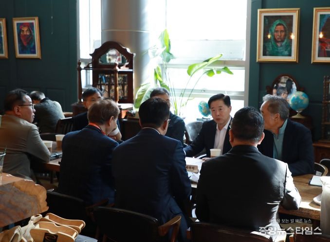 인천항만공사 이경규 사장이 OKTA 임원진들과 인천항 수출 관련 협의를 하고 있다