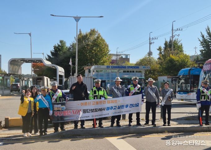 재래시장 교통안전 캠페인 진행 모습