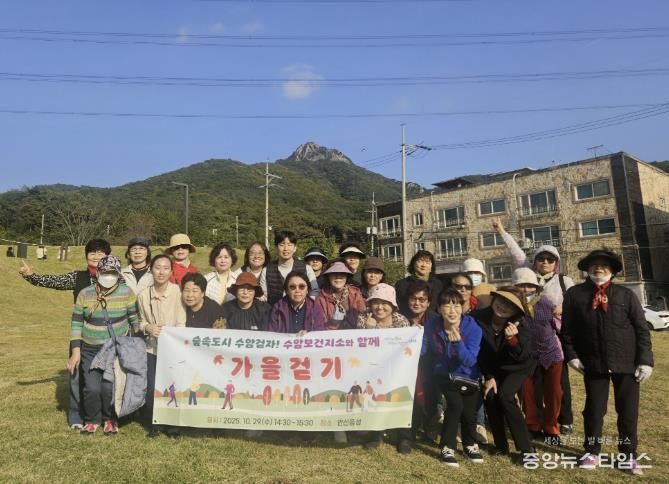 상록수보건소 수암보건지소에서 안산동 주민을 대상으로 올바른 걷기 교육과 걷기 체험을 진행하고 있다.