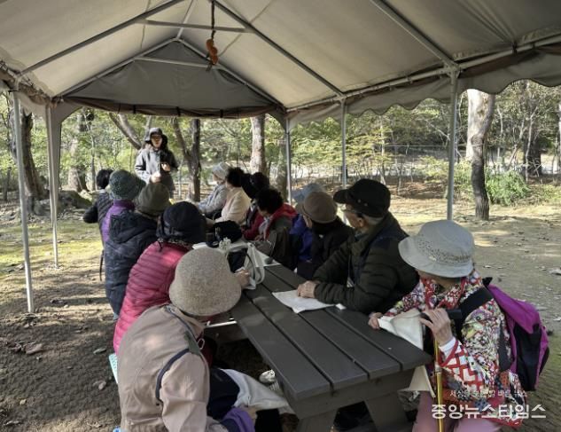 과천시 치매안심센터, 어르신 대상 '산림치유 프로그램' 운영