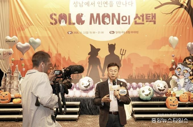 신상진 성남시장이 ‘솔로몬의 선택’ 행사를 취재 나온 영국 일간지 ‘더 가디언’과 인터뷰 중이다