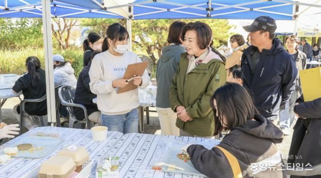 과천시 댕댕이 시민학교 진행 모습(왼쪽에서 두번째 신계용 과천시장)