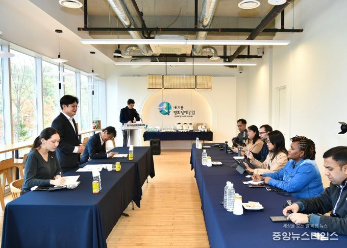 김병수 시장이 31일 남아공과 헝가리, 체코, 튀르키예, 필리핀, 인도, 태국 등 7개국 대표 외신들과 애기봉평화생태공원과 접경지 안보관광을 주제로 외신 기자 간담회를 진행했다.