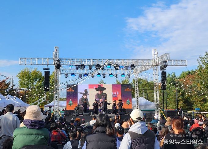 코스튬으로 한미 참가자가 하나된 ‘한미 연말 축제’