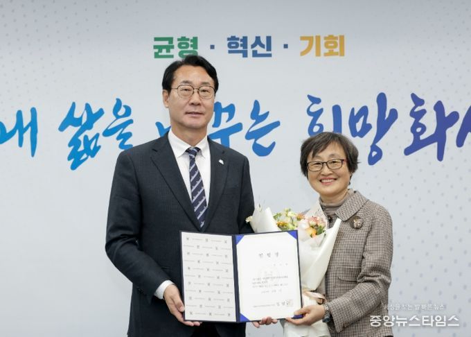 정명근 화성특례시장과 염미연 화성시여성가족청소년재단 신임 대표이사가 임명장을 들고 기념촬영을 하고 있다.(화성시 제공)