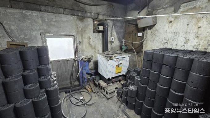 시흥재가노인통합지원센터, 금이동 저소득 어르신 가정에 연탄 300장 전달