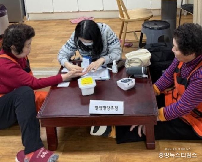 단원보건소 대부보건지소에서 대부도 경로당으로 찾아가는 이동 보건지소를 운영하고 있다.