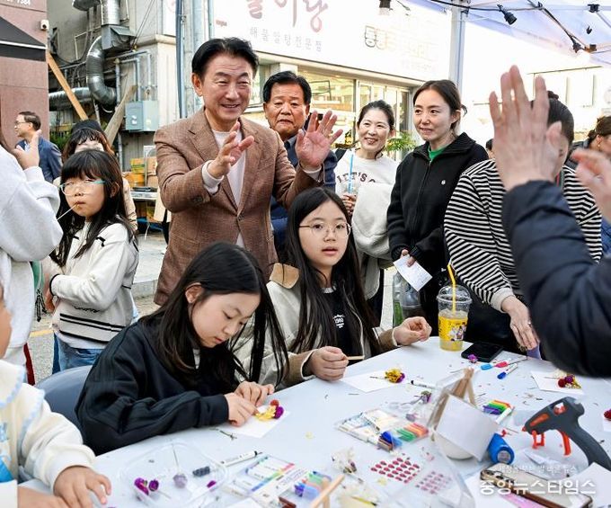 김동근 시장이 11월 1일 ‘2025 회룡골목페스타’에서 시민들과 소통하고 있다.