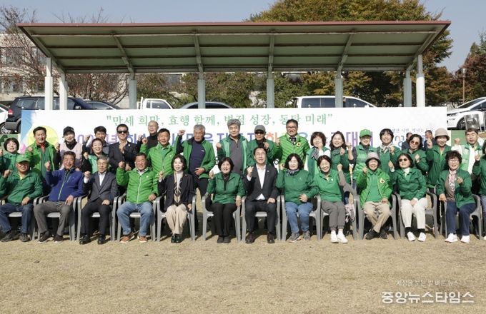 4일 2025년 새마을지도자 한마음 수련대회에서 참석자들이 기념촬영을 하고 있다.(화성시 제공)