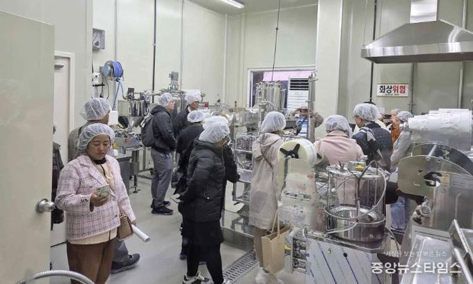 미얀마 식품협회 회원사 대표단이 용인시 농업기술센터를 방문해 주요 시설을 견학했다.(용인시 제공)