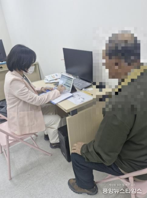 안산시 단원보건소 관계자가 4일 대부동 지역 주민을 대상으로 치매 선별검사를 진행하고 있다.(안산시 제공)