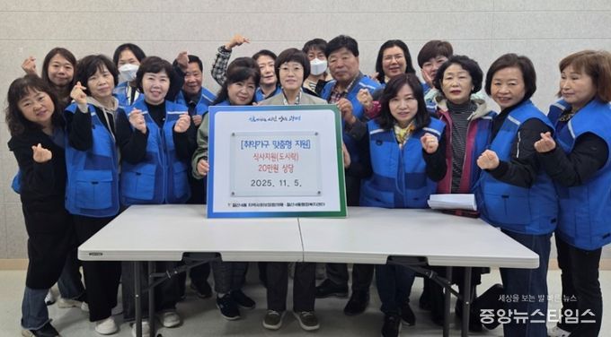 광명시 철산4동 행정복지센터는 5일 철산4동 지역사회보장협의체 주관으로 관내 취약가구 1가구에 20만 원 상당의 도시락을 전달했다.