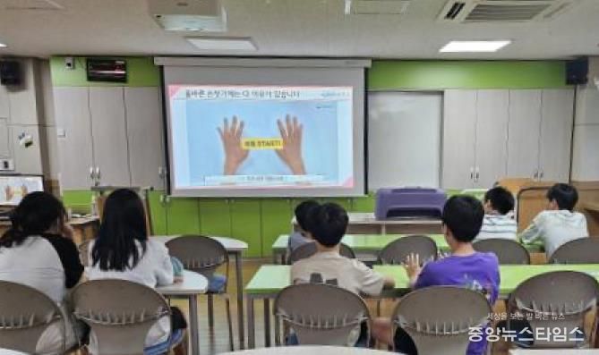 화성특례시가 관내 어린이들을 대상으로 손씻기 교육을 하고 있다.(화성시 제공)