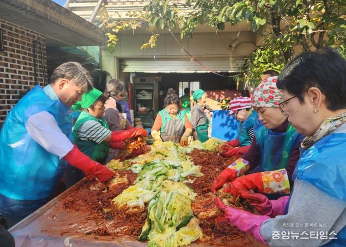 남양주시 오남읍 새마을부녀회, 따뜻한 나눔 실천 ‘사랑의 김장 담그기’