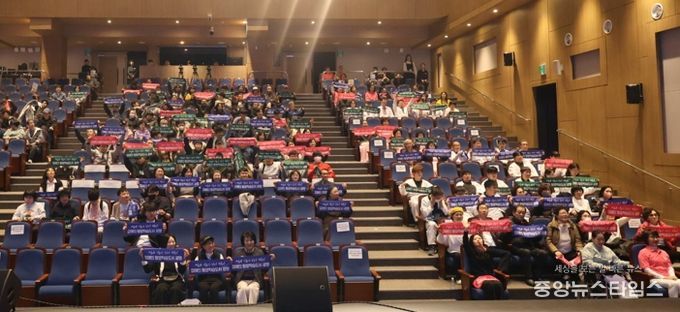 지난 7일 광명평생학습원과 광명극장 일대에서 열린 ‘2025년 광명시 장애인 평생학습 성과공유회’ 참석자들이 기념사진을 촬영하고 있다.(광명시 제공)